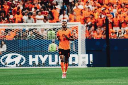 Gakpo em ação pela Holanda na Copa