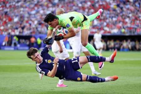 Gannon-Doak e Bono colidem durante partida entre Marrocos e Escócia • Divulgação/Fifa