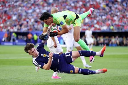 Gannon-Doak e Bono colidem durante partida entre Marrocos e Escócia • Divulgação/Fifa