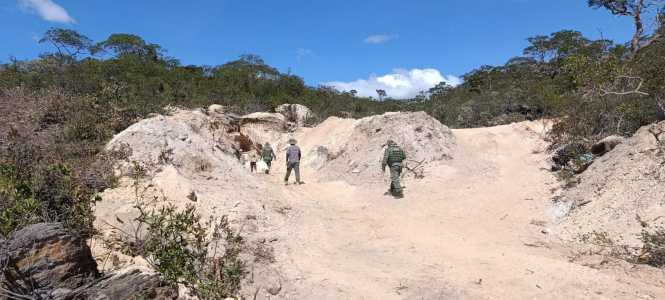Três suspeitos, entre eles um chinês, foram foram encaminhados à Delegacia da Polícia Federal em Montes Claros e presos • Polícia Militar de Minas Gerais/ Divulgação