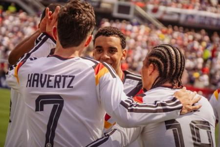 Jogadores da Alemanha celebram gol em amistoso em 2026