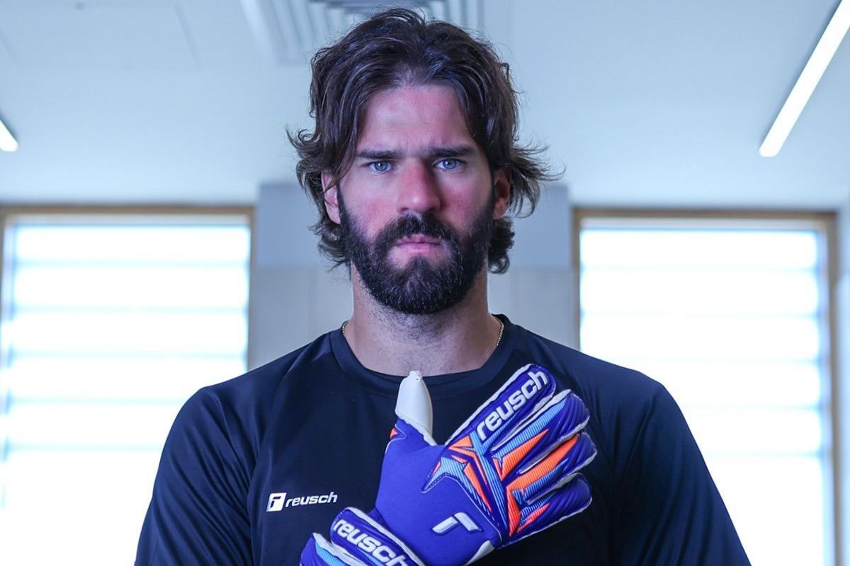 O que é rosácea? Entenda a condição que afeta o goleiro Alisson Becker