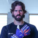 O que é rosácea? Entenda a condição que afeta o goleiro Alisson Becker
