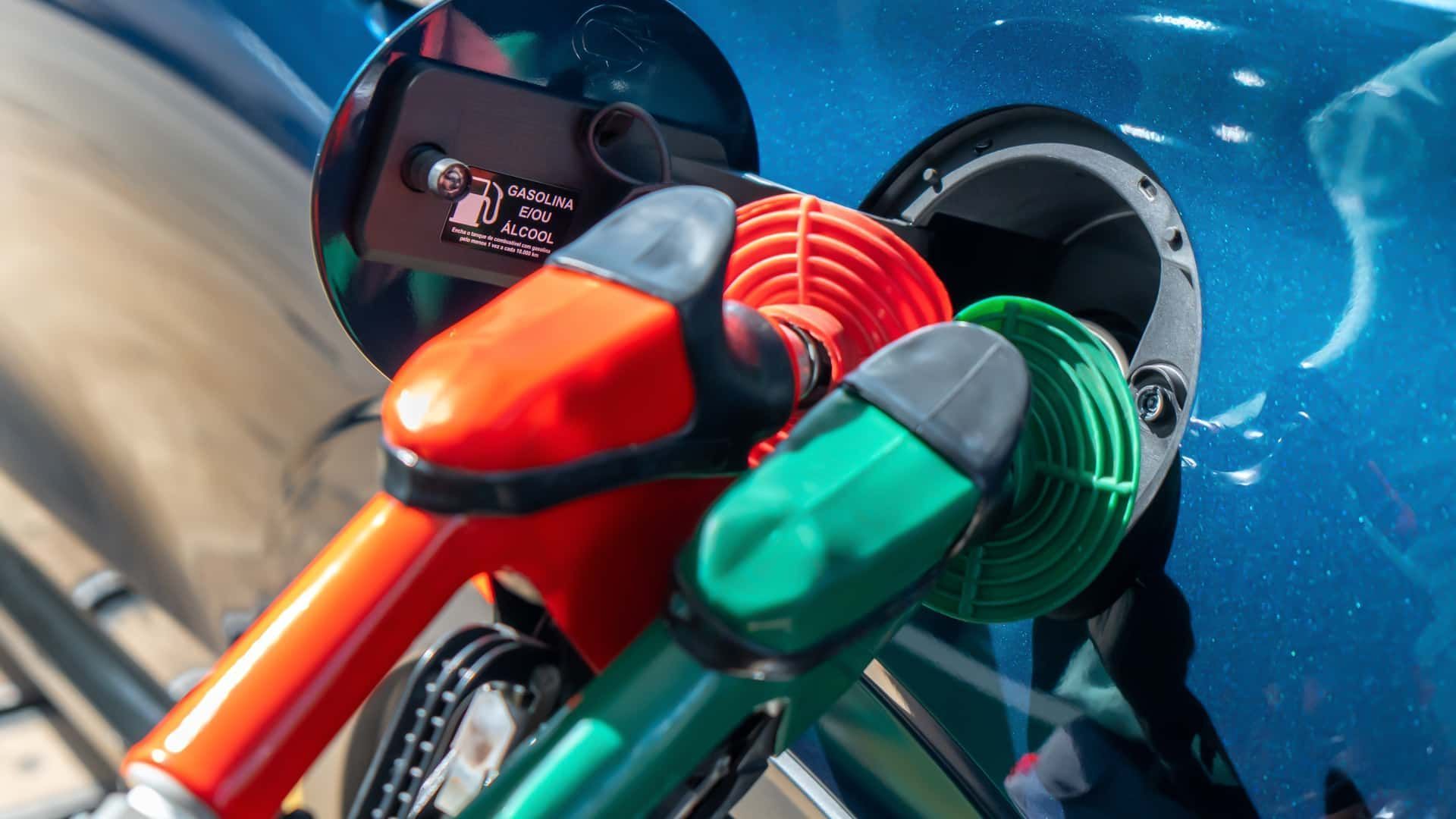 Governo avalia gasolina com 32% de etanol e promete combustível mais barato