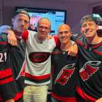 Astro da Copa do Mundo vai a jogo de hockey nos EUA e recebe camisa personalizada
