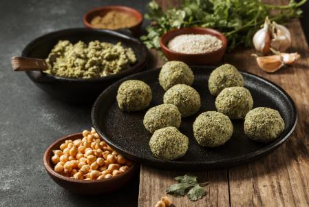 Rico em vitaminas, fibras e antioxidantes, o espinafre ganha uma versão prática e saborosa que combina com lanches, entradas e refeições leves