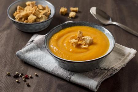 Com textura aveludada e ingredientes nutritivos, o creme de abóbora é uma opção reconfortante para as noites de inverno