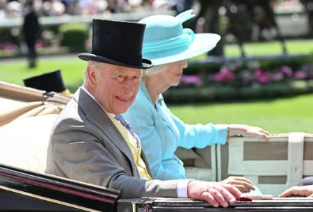 Rei Charles III e Rainha Camilla participam de desfile de carruagens