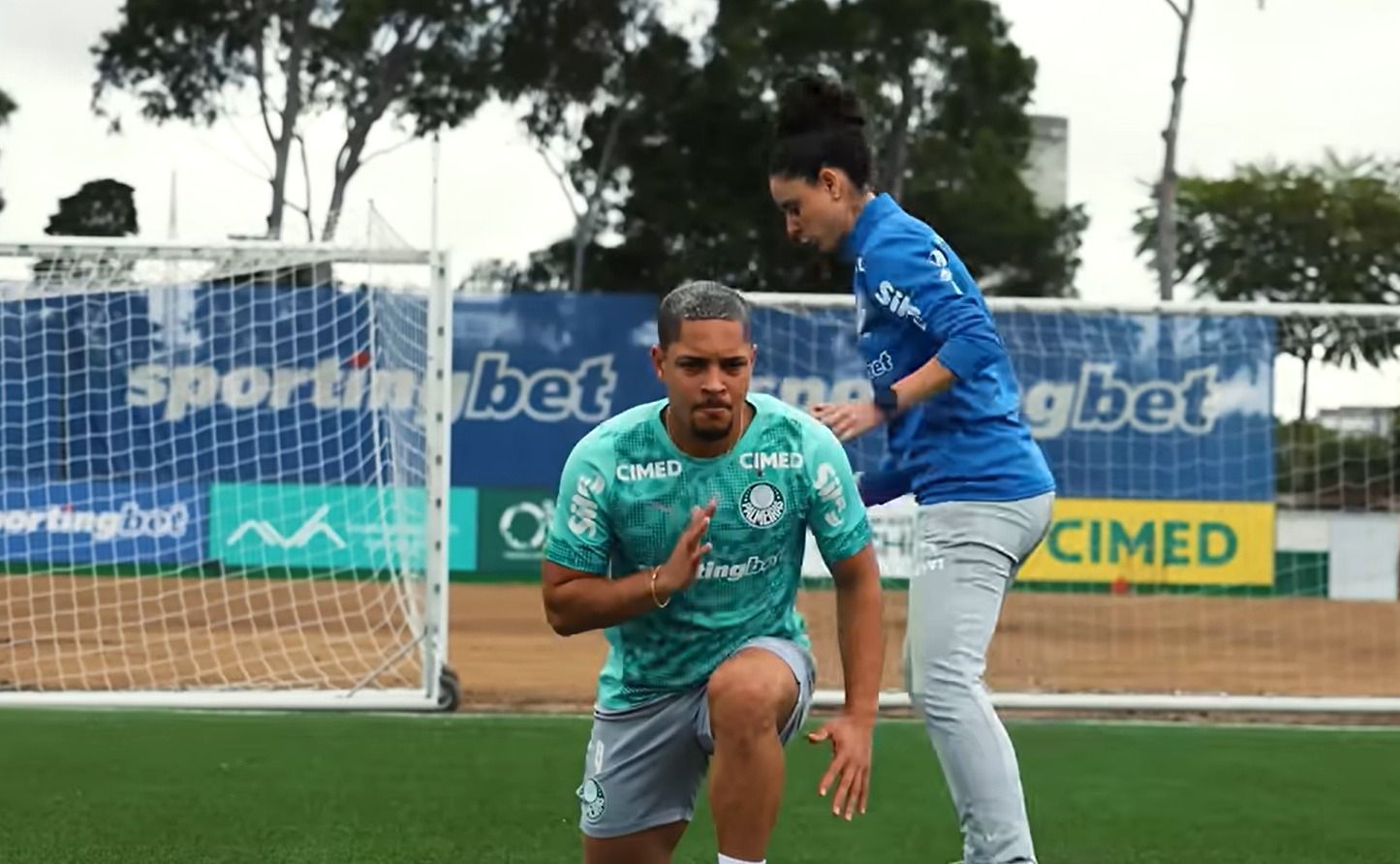Médico do Palmeiras atualiza recuperação do atacante Vitor Roque