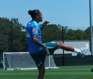 Em recuperação na Seleção Brasileira, Raphinha faz atividades • Reprodução/CBF