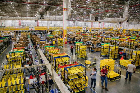 Centro logístico da Amazon no Brasil