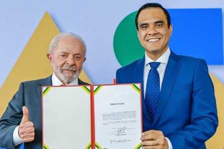 O presidente da República, Luiz Inácio Lula da Silva, e o ministro do Turismo, Gustavo Feliciano, assinaram o decreto nessa quarta-feira (10)