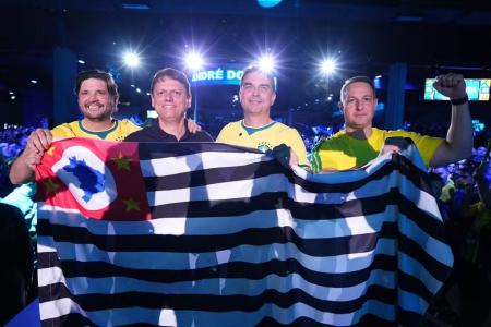 Flávio Bolsonaro (PL), junto ao governador de São Paulo Tarcísio de Freitas (Republicanos) e os pré-candidatos ao Senado por SP André do Prado (PL) e Guilherme Derrite (PP) • Divulgação/Vittor Sales