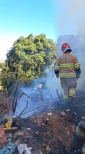 Incêndio atinge residência abandonada e Bombeiros resgatam quatro cães em Montes Claros