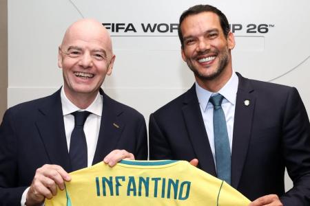Gianni Infantino (à esquerda) e Samir Xaud (à direita)