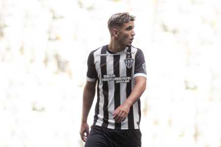 Mateus Iseppe em ação pelo sub-20 do Atlético