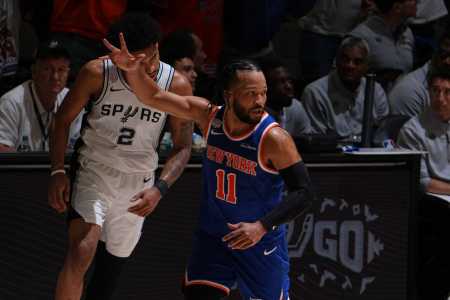 Jalen Brunson em lance de Spurs x Knicks, pelo jogo 5 das finais da NBA