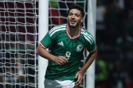Raúl Jiménez celebra gol pelo México em 2026