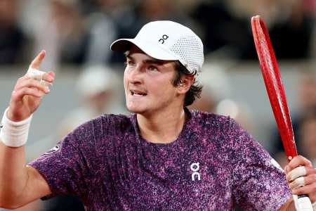 João Fonseca em ação em Roland Garros