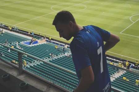 João Pedro Fernandes, filho de Pedrinho, no estádio para Escócia x Brasil