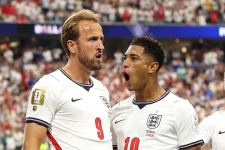 Harry Kane celebra gol com Bellingham na Copa