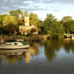 Lagoa deslumbrante, história e gastronomia: a vila ideal para suas próximas férias em família