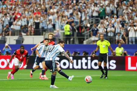 Lionel Messi em pênalti perdido em Argentina x Áustria