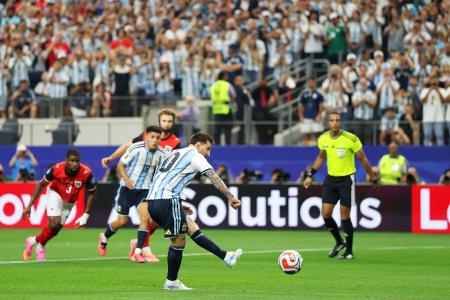 Lionel Messi em pênalti perdido em Argentina x Áustria