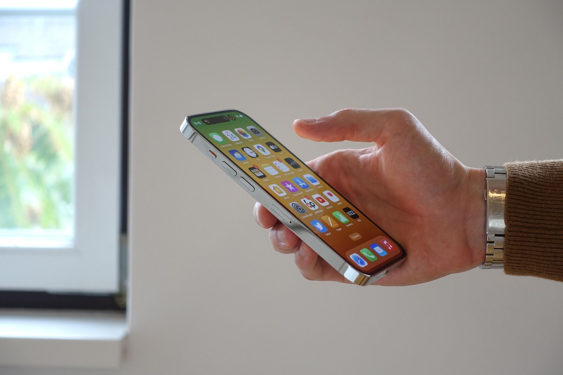 Jovem de Camboriú já tirou R$ 22 mil em joias da areia com detector de metais e devolveu iPhone
