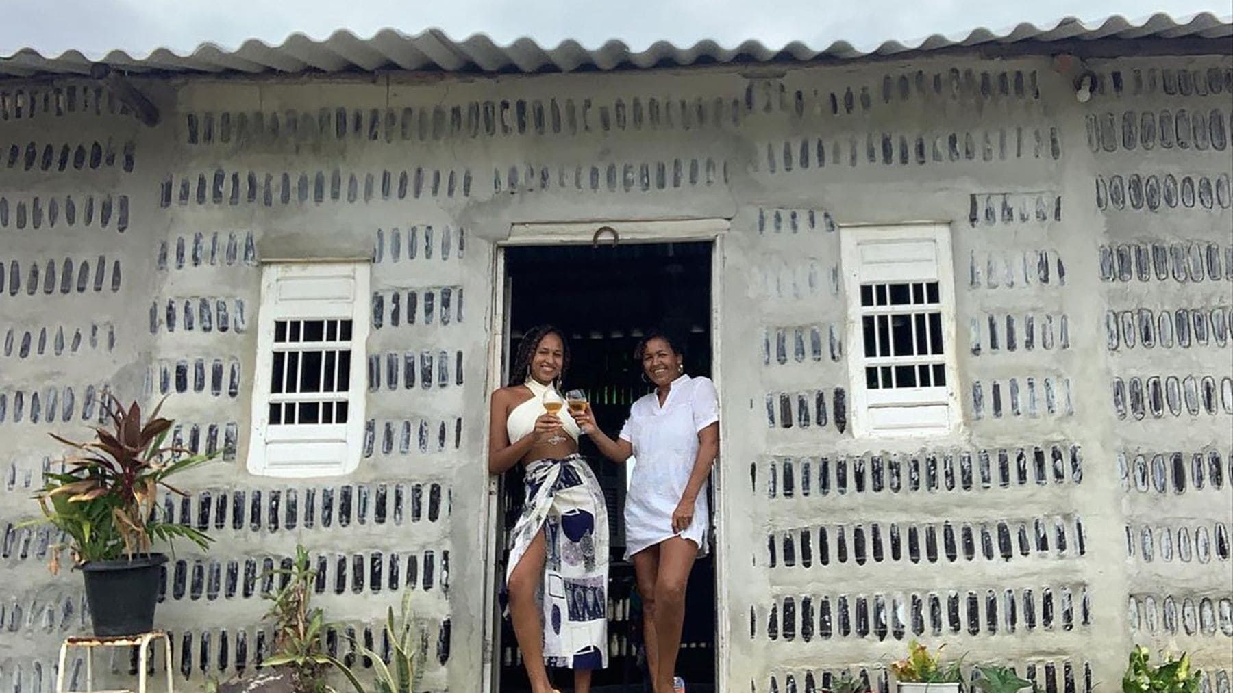 Mãe e filha constroem casa de sete cômodos usando 8 mil garrafas de vidro recicladas