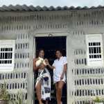 Mãe e filha constroem casa de sete cômodos usando 8 mil garrafas de vidro recicladas