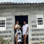 Mãe e filha constroem casa de sete cômodos usando 8 mil garrafas de vidro recicladas