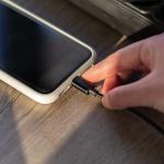Ligar primeiro o carregador à tomada ou conectar ao celular? A ordem correta protege a bateria