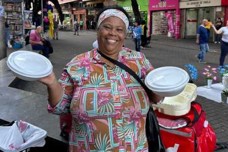 Dona Marta: empreendedora completa uma década vendendo marmita popular na Praça 7