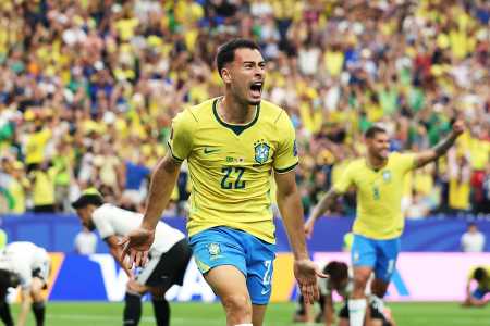 Gabriel Martinelli celebra gol em Brasil 2 x 1 Japão