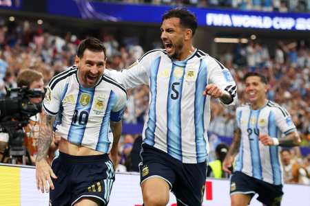 Paredes celebra gol de Messi contra a Áustria