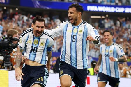 Paredes celebra gol de Messi contra a Áustria