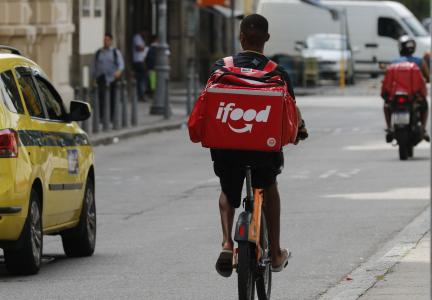 Entregadores de aplicativo trabalham na região do Centro do Rio de Janeiro