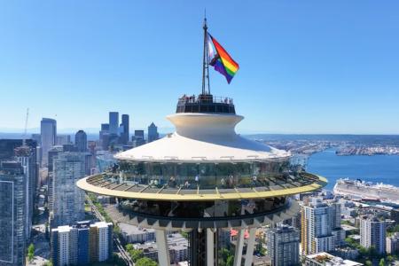 Icônica torre de Seattle, onde o jogo ocorrerá, com a bandeira LGBTQIA+