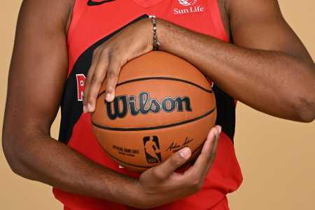 Bola da NBA com jogador do Toronto Raptors