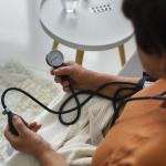 O erro que você pode estar cometendo ao medir a pressão em casa e que pode inflar a medição