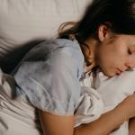 Dormir cedo ou tarde? Especialista explica por que o horário influencia a qualidade do sono