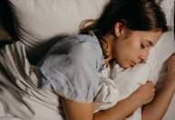Dormir cedo ou tarde? Especialista explica por que o horário influencia a qualidade do sono