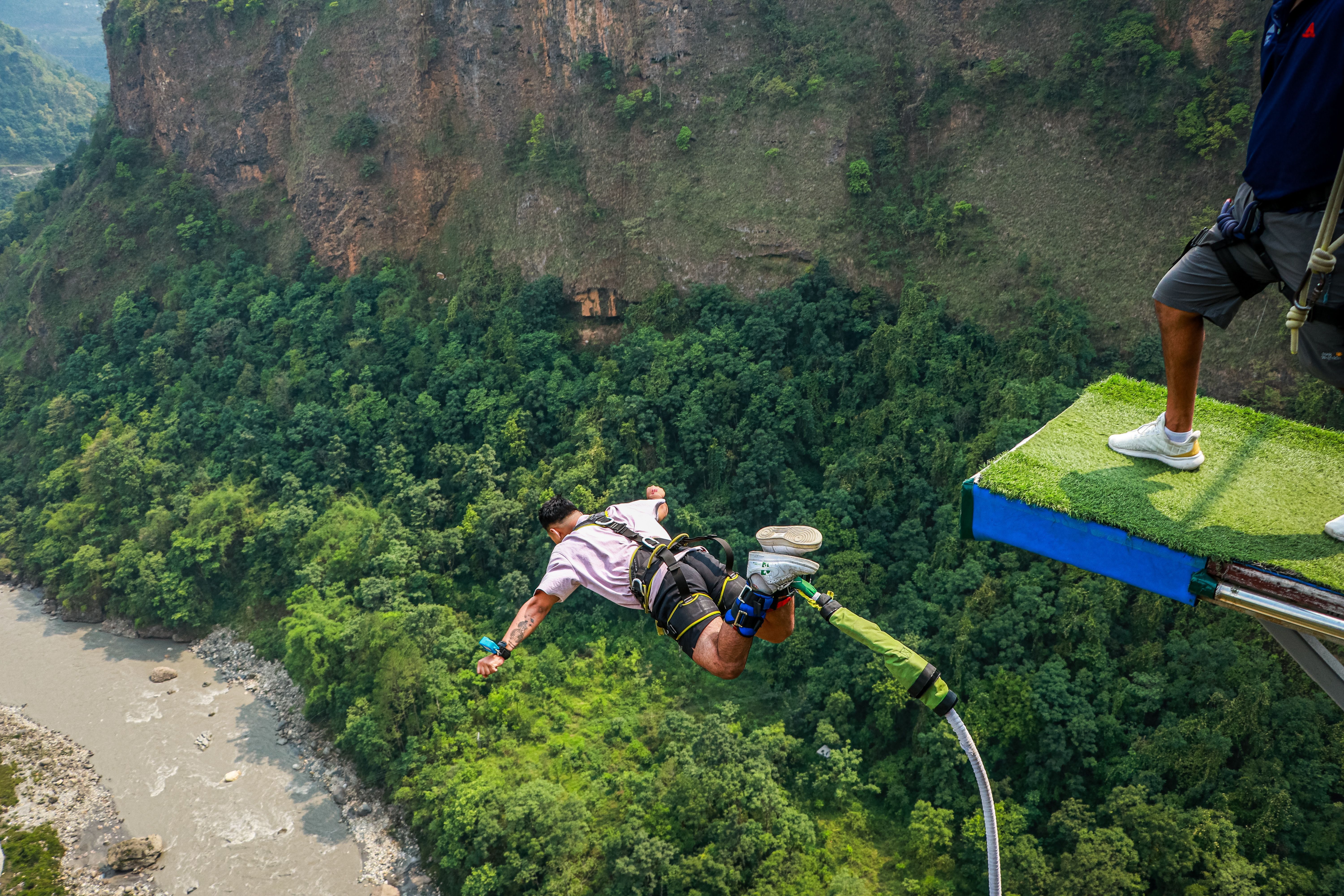 Jovem morta em rope jump: o que é a modalidade e qual a diferença para o bungee jump?