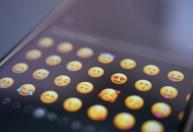 Emoji de rosto chorando foi o mais usado em 2025; veja ranking