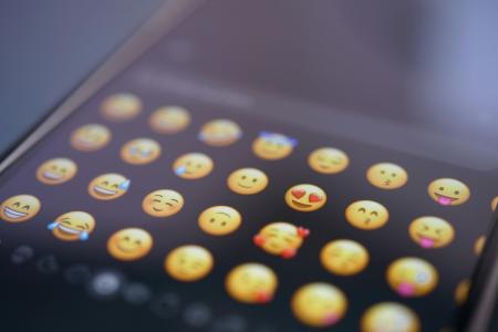 Tela com emojis