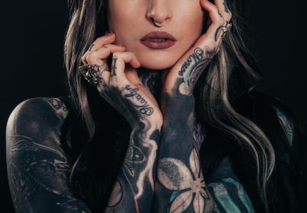 Popular como nunca, a tatuagem deixou de ser um símbolo de rebeldia para se tornar uma das principais formas de expressão da identidade contemporânea.