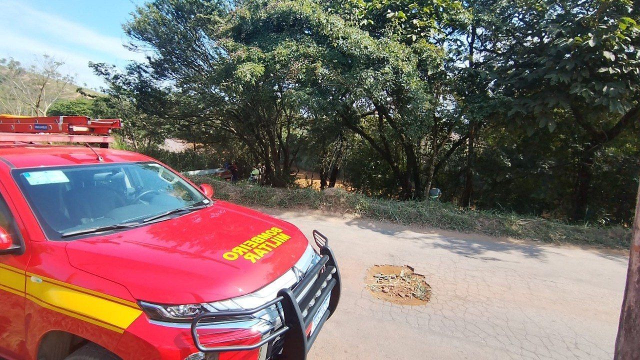 Mulher morre após carro cair em rio na Grande BH; corpo está desaparecido