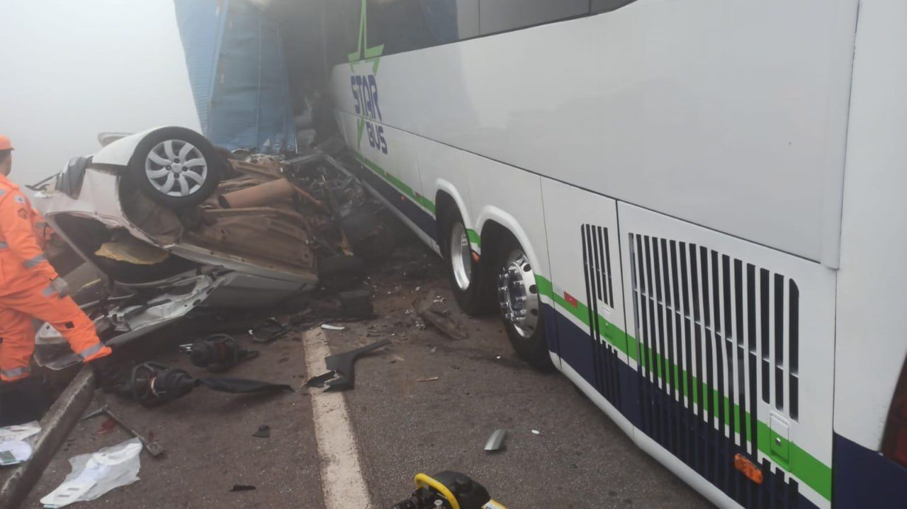 Veja fotos do grave acidente que deixou feridos na BR-262, na Grande BH