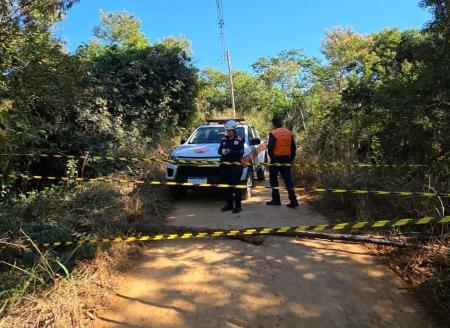 Trânsito de veículos e pedestres foi suspenso no local • Defesa Civil/Divulgação